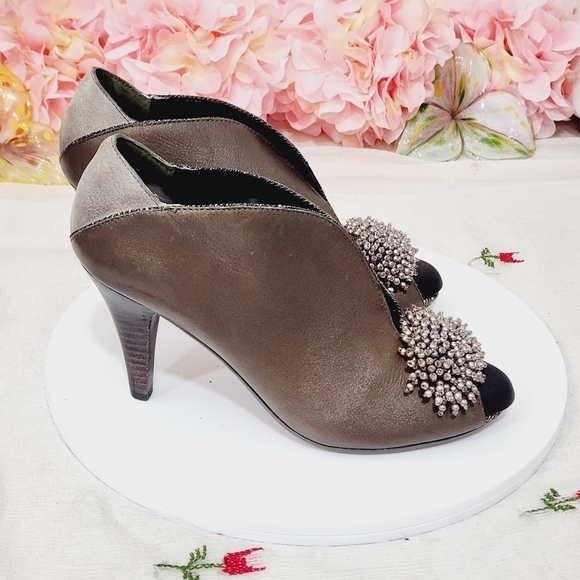 Anthro Poetic License Baby Cakes Toupe Deep V front Peep Toe Pumps Size: 7.5 - Picture 6 of 12